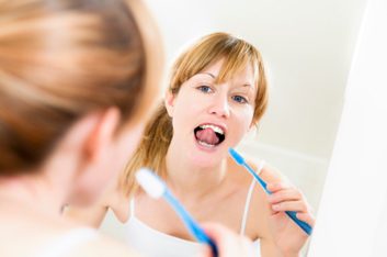 2. REGARDEZ! Voyez-vous de la plaque et du tartre sur vos dents? 