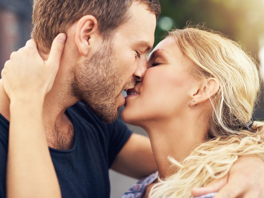 Secret n°1 pour le rendre fou de désir: embrassez-le chaque jour