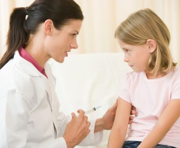 Le vaccin protge les enfants, en particulier ceux qui vont  l'cole