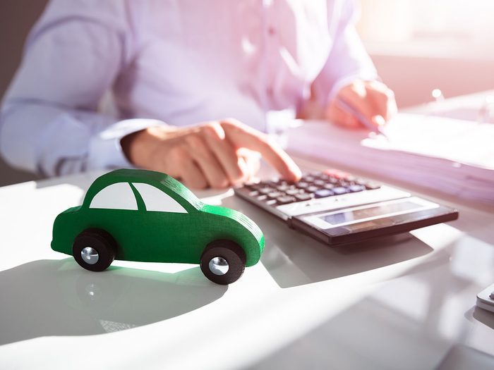Acheter une voiture neuve peut saboter votre ratio d’endettement.