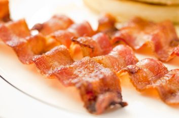 Bacon, jambon et saucisse