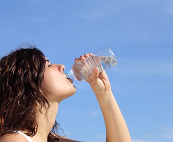 Est-ce mal de boire l'eau d'une bouteille qui a passé des semaines dans ma voiture ?