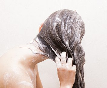 À l'occasion, puis-je me laver les cheveux avec du gel douche ?