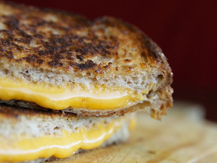 La tartinade au fromage: un aliment à éviter dans le cadre d'un déjeuner sain.