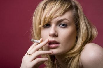2. Fumer régulièrement du tabac ou de la drogue