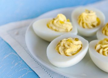10. Farcissez les œufs sans culpabilité