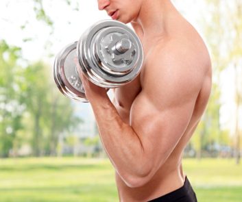 Biceps volumineux