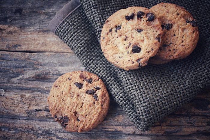 Une recette santé de biscuits protéinés aux pépites de chocolat et beurre d'arachides.