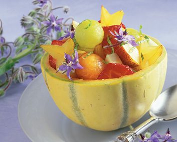 5. Fruits servis dans un bol comestible 