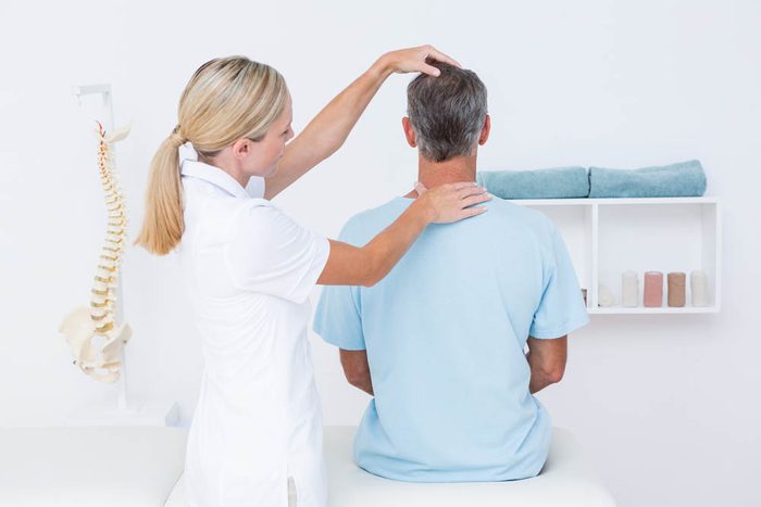 Ostéoporose : consultez un professionnel en cas de douleurs.
