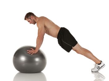 Push-up sur un ballon d'exercice