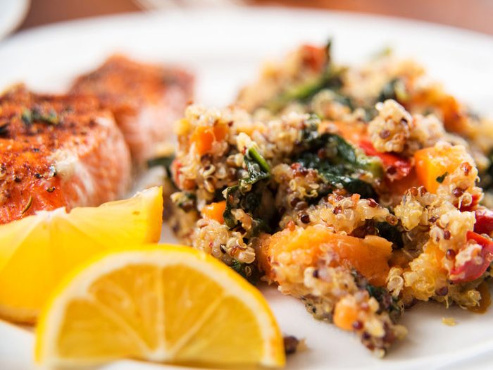 Une recette de saumon pour cuisiner le quinoa.