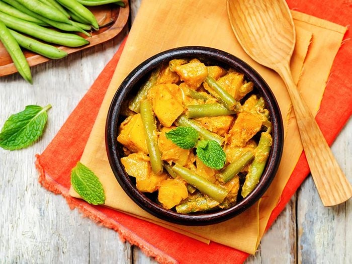 Recette faible en calories: les légumes au curry.