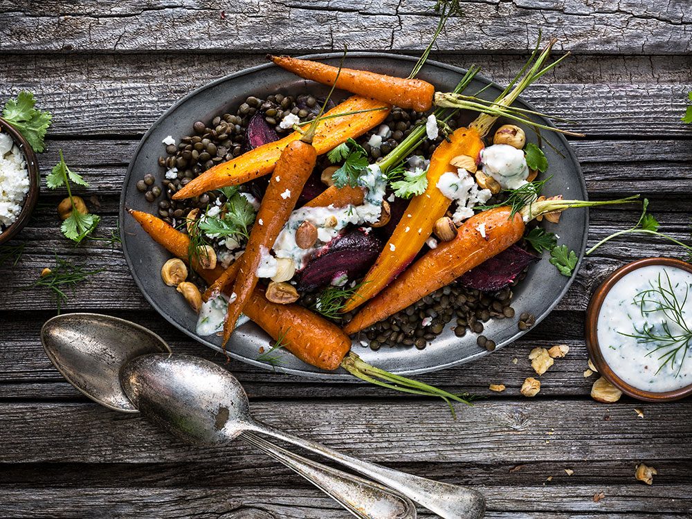 Recette santé de lentilles avec betteraves et carottes rôties.