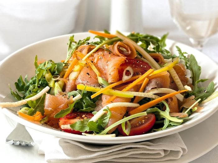 Recette faible en calories: saumon et légumes.