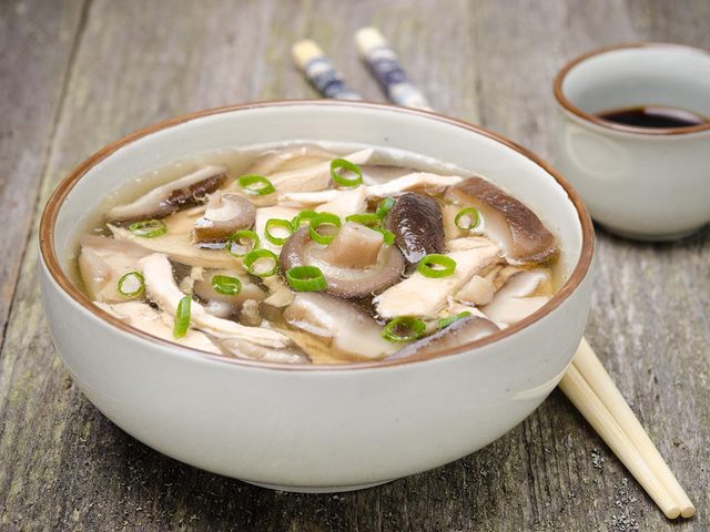 Recette faible en calories: la soupe au poulet  la chinoise.