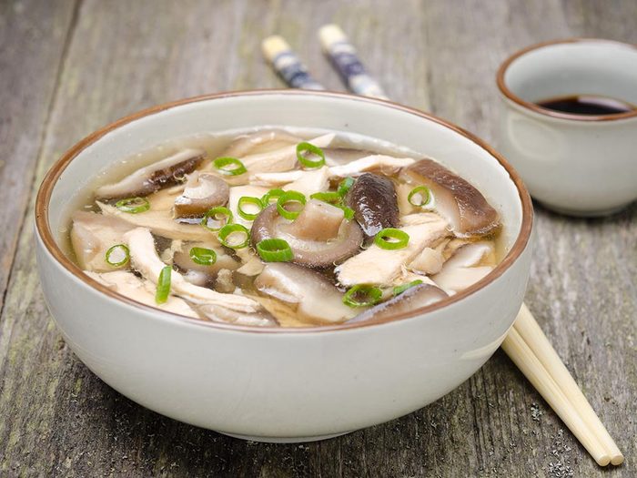 Recette faible en calories: la soupe au poulet à la chinoise.