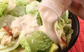 6.Problème: Lorsque je prends une salade au comptoir à salades, je mets des tonnes de fromage, de croûtons et de sauce crémeuse.