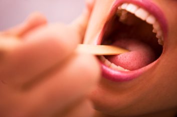 5. Si votre bouche ou votre langue portent des lésions, des tuméfactions ou des plaques blanches ou rouge foncé... 