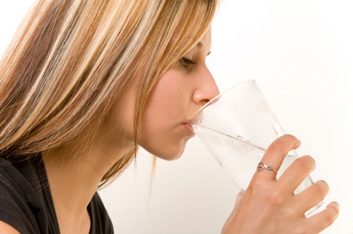Boire plusieurs verres d'eau augmente les problèmes d'incontinence urinaire.