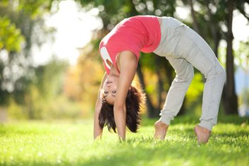 Essayez le yoga au parc