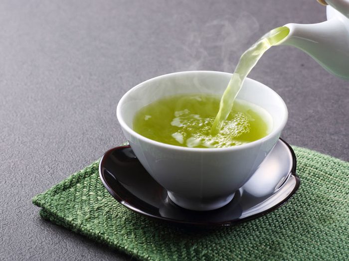 Le thé vert serait parmi les meilleurs aliments brûle-graisses. 