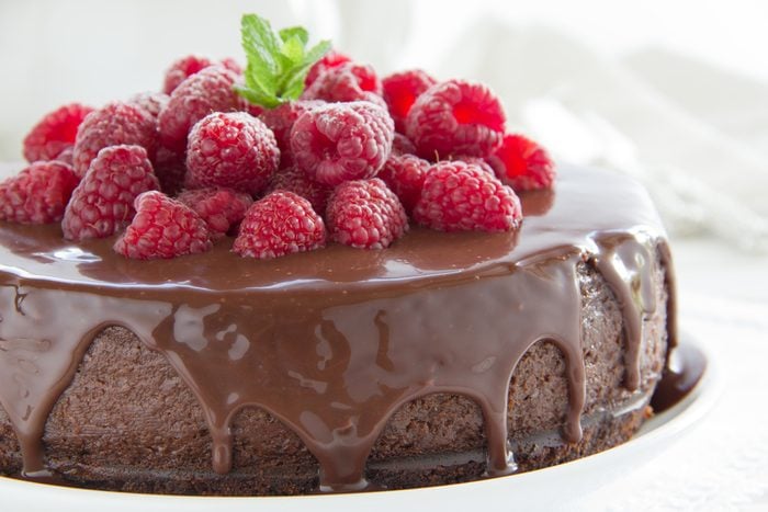 Une recette décadente de gâteau au chocolat et framboises