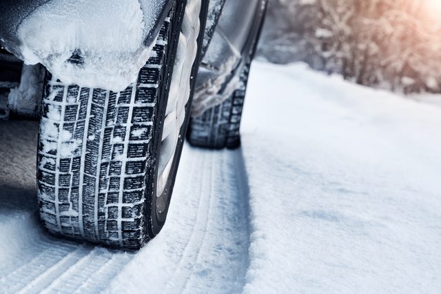 Un inconvnient de taille, les pneus 4 saisons sont dangereux et parfois interdits en hiver au Canada.