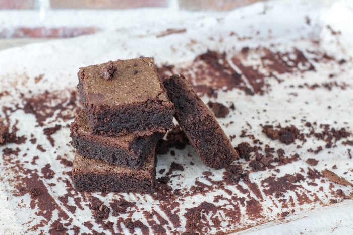 Parmi nos meilleures recettes de desserts faibles en glucides, ces minis brownies.