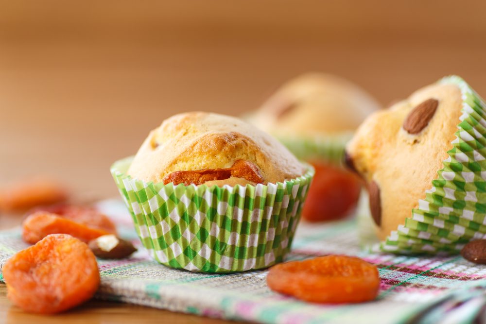 Un muffin aux abricots et pacanes santé.