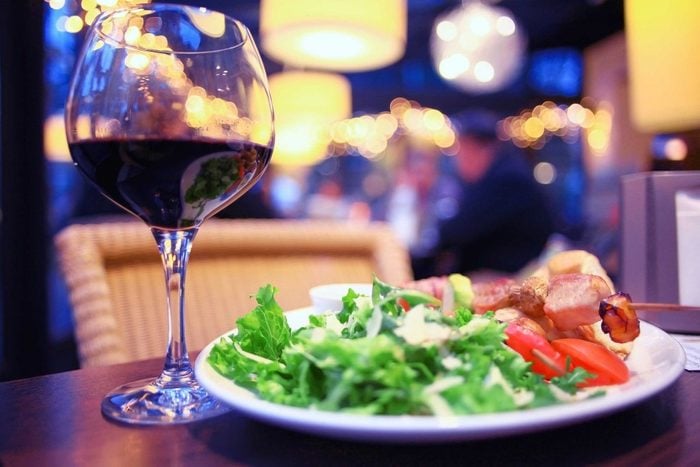 Au repas, prenez du vin pour perdre du poids à la place d'un dessert calorique.