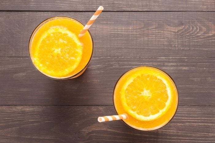 Prenez du jus d'orange avec des aliments riches en fer pour éviter les baisses d'énergie et les rages de sucre.
