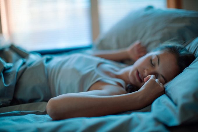 L'excès alimentaire peut causer des troubles de sommeil. 