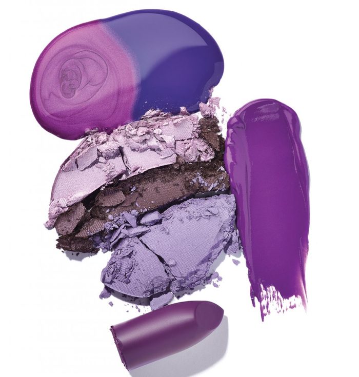 Le maquillage violet, une couleur complémentaire.