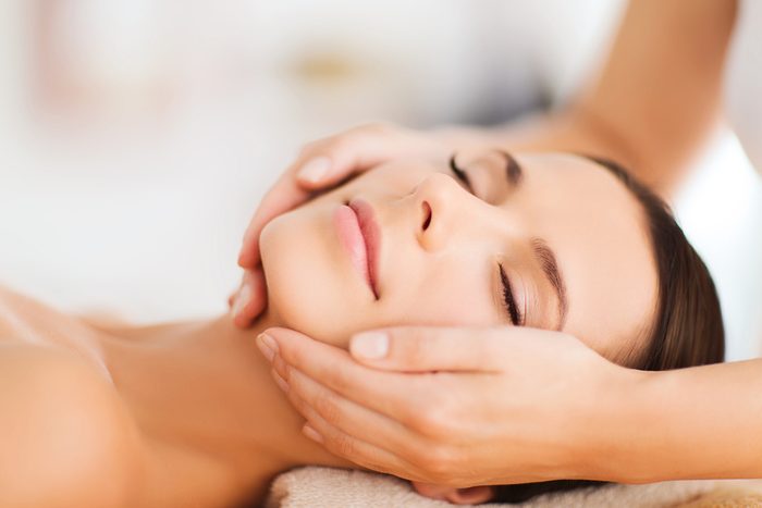 Massage facial: les conseils et bienfaits du massage facial à la maison.