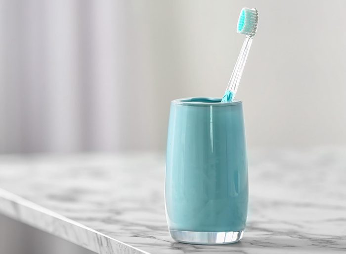 Ménage de la maison: rangez votre brosse à dents loin des toilettes.