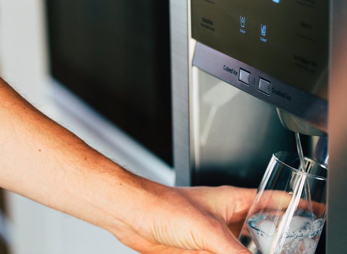 Lors du ménage de la maison, nettoyer le distributeur d'eau.