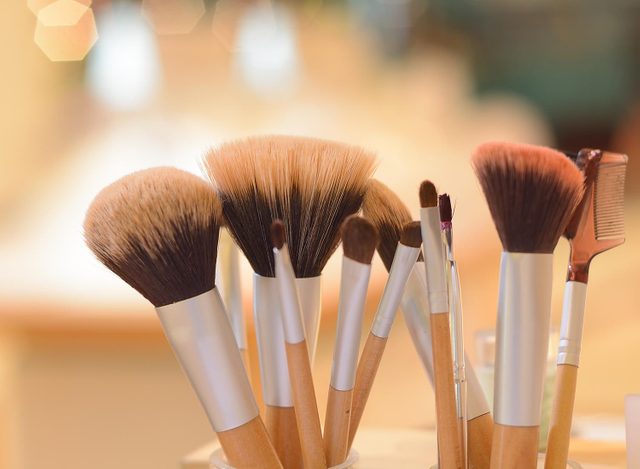 Faites du mnage  la maison: laver vos pinceaux  maquillage.