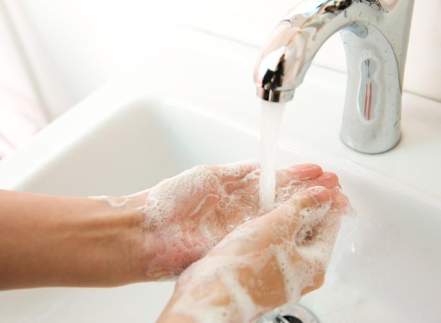 Lavez-vous les mains avant et aprs le mnage de la maison.