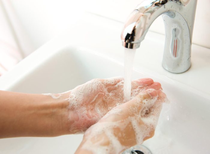 Lavez-vous les mains avant et après le ménage de la maison.
