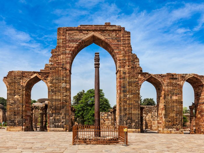Monument mystérieux: le pilier de fer à Delhi.