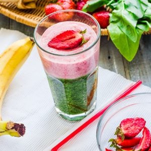 Recette santé de smoothie épinards, fraises et banane