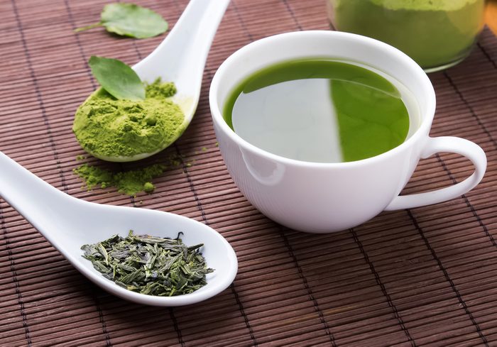 Riche en antioxydants, le thé vert pourrait aider à contrer le déficit cognitif.
