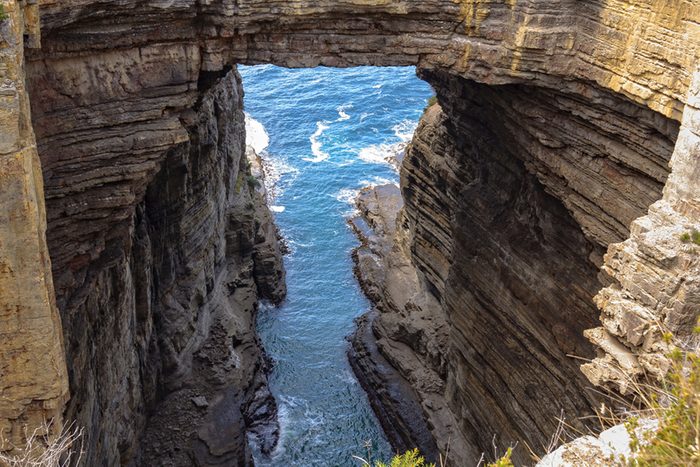 Tasman Arch a été créé par le vent et les vagues, depuis des millions d'années