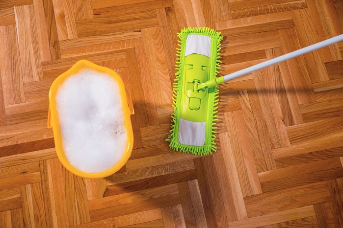 Il n'est pas nécessaire d'utiliser des produits pour nettoyer le plancher.