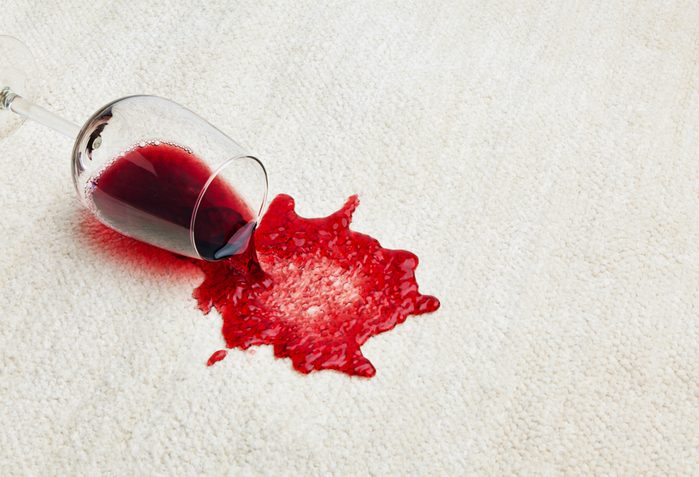Le sel et le soda peuvent éliminer les taches de vin. 