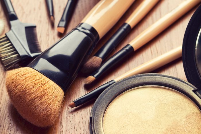 Truc maison des maquilleurs professionnels: Prenez soin de vos pinceaux à maquillage!