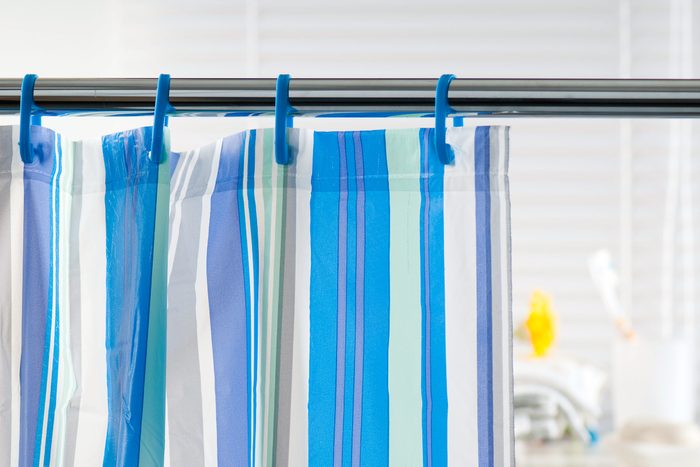 Les rideaux de douche peuvent être lavés à la machine.