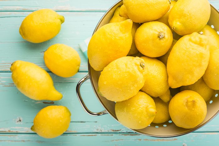 Le citron pour effacer les marques et traces jaunes de sueur.