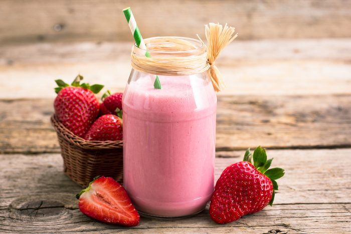 Pour combler le manque d'énergie suivant l'entraînement, un smoothie protéiné à base de fraises est venu s'ajouter à cette cure détox.